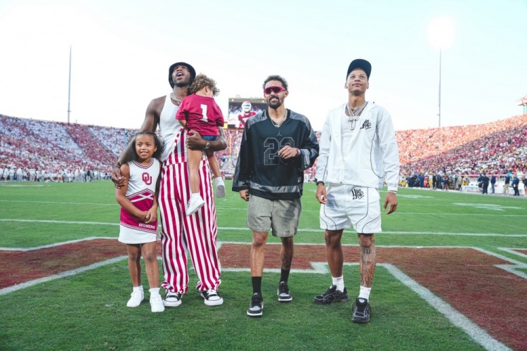 必赢-回母校看球!特雷-杨&希尔德&费尔斯返校看橄榄球比赛