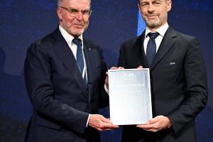 被授予欧足联终身荣誉会员,鲁梅尼格感言:足球塑造了我的一生